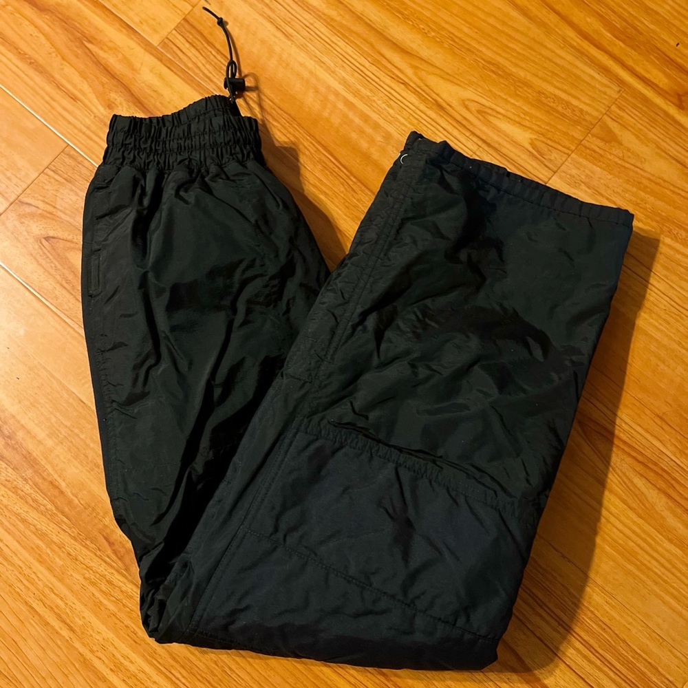 Pre-owned. Black Dot Snowboard Pants. Women’s Size Small.